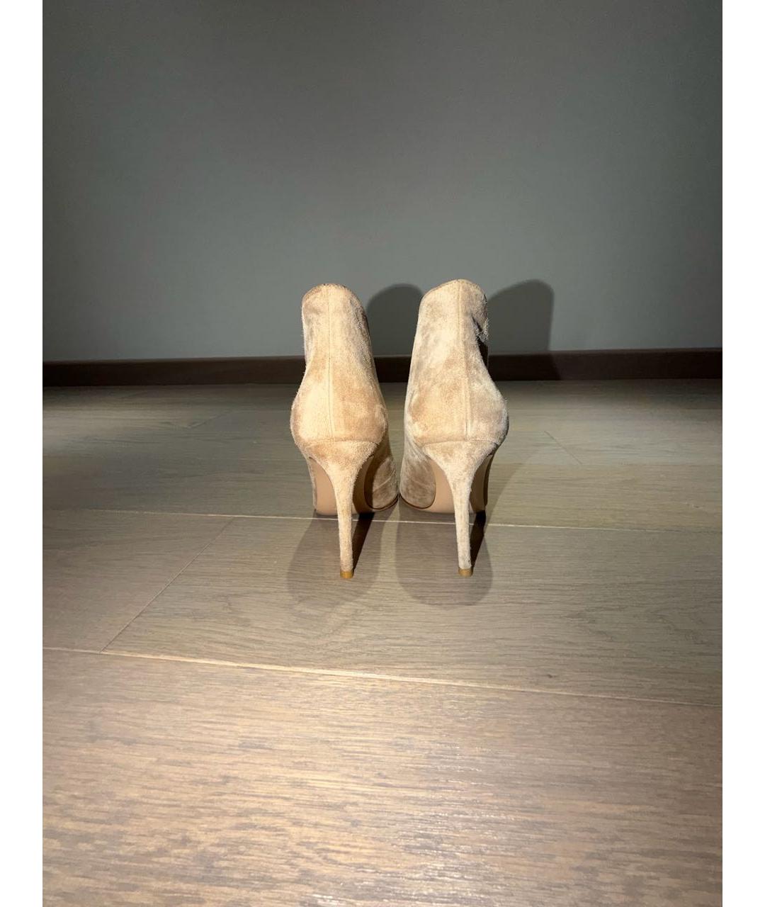 GIANVITO ROSSI Бежевые замшевые ботильоны, фото 4