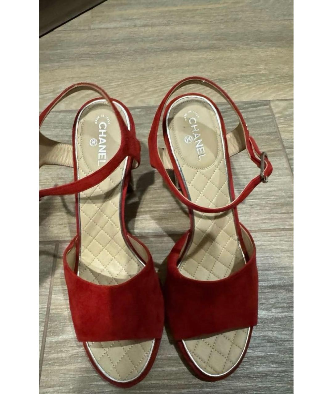 CHANEL Красные замшевые босоножки, фото 3