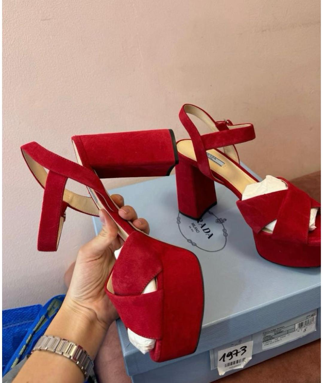 PRADA Красные замшевые босоножки, фото 3