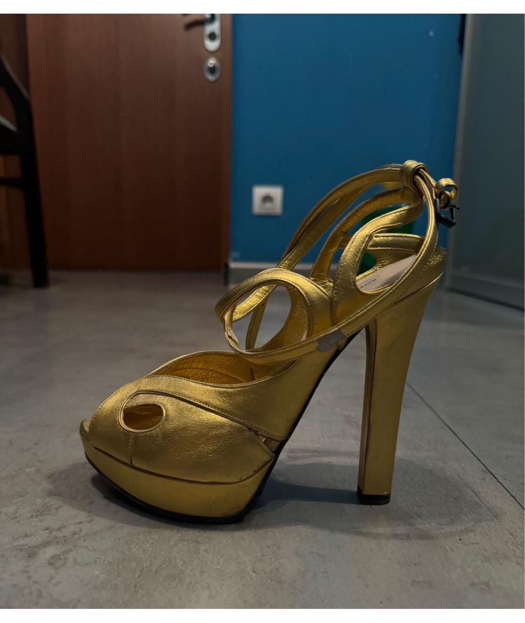 BOTTEGA VENETA Золотые кожаные босоножки, фото 7