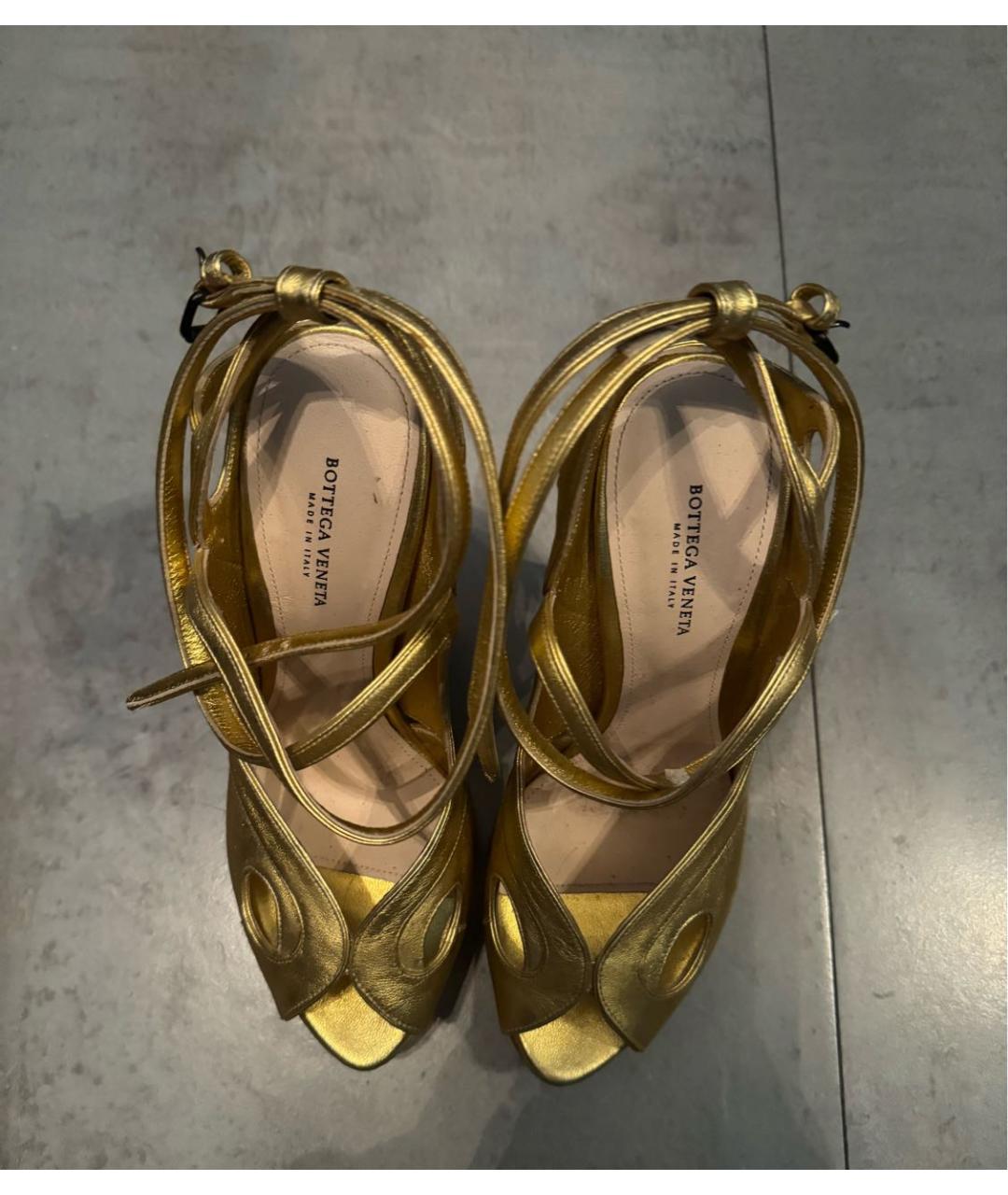 BOTTEGA VENETA Золотые кожаные босоножки, фото 3