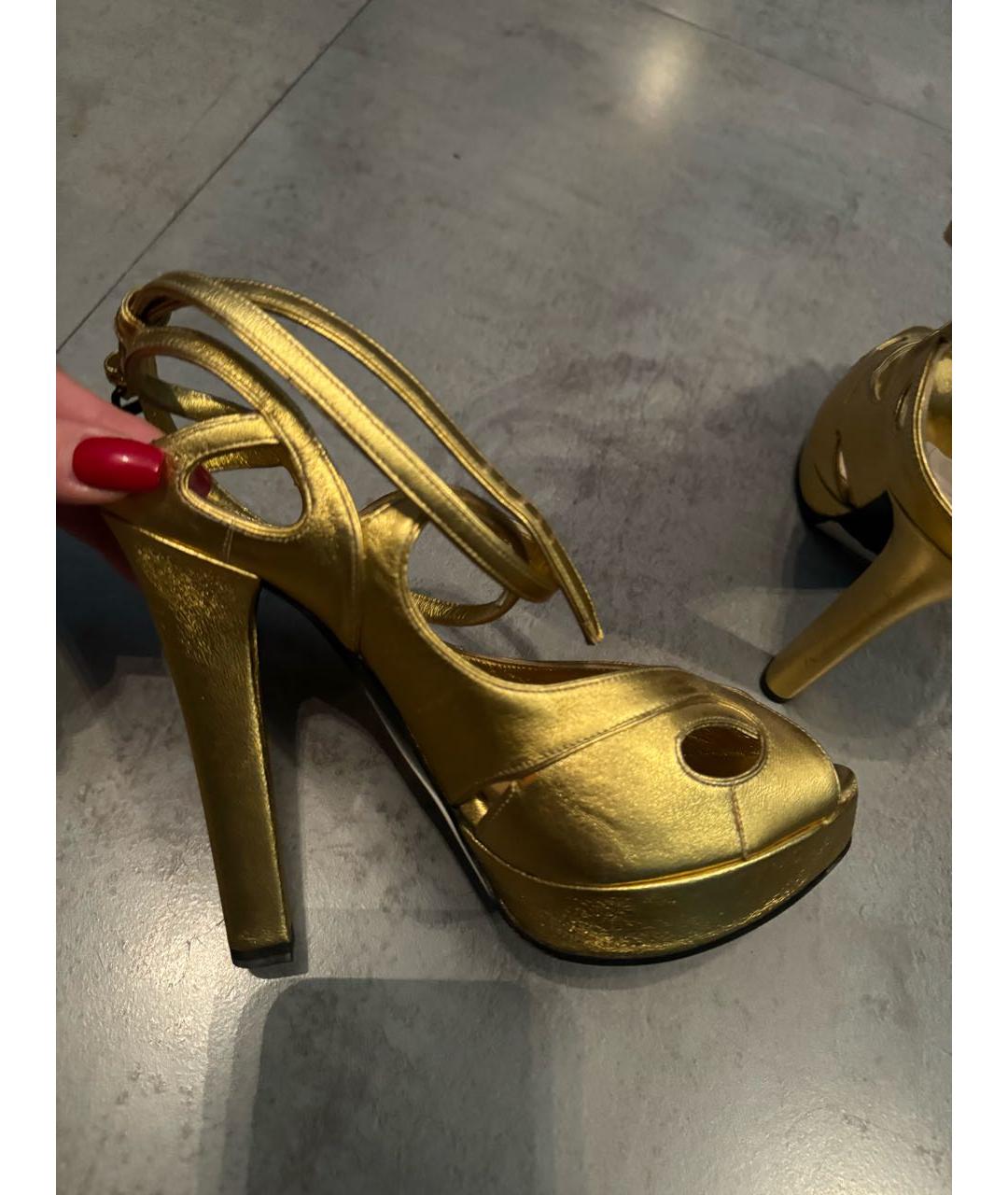 BOTTEGA VENETA Золотые кожаные босоножки, фото 6