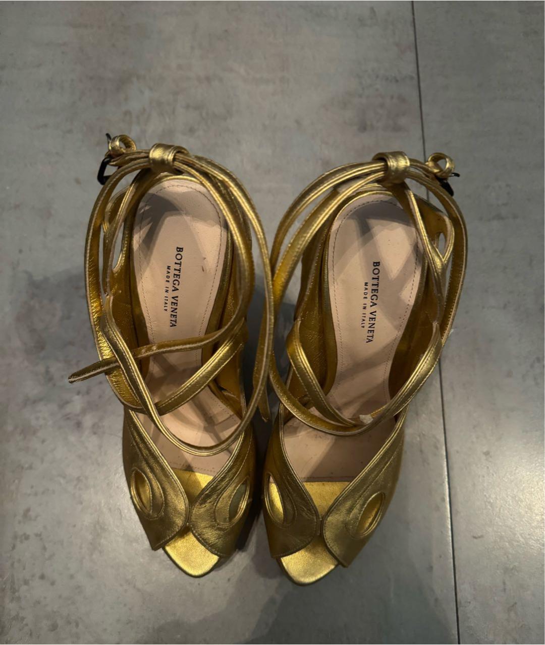 BOTTEGA VENETA Золотые кожаные босоножки, фото 2
