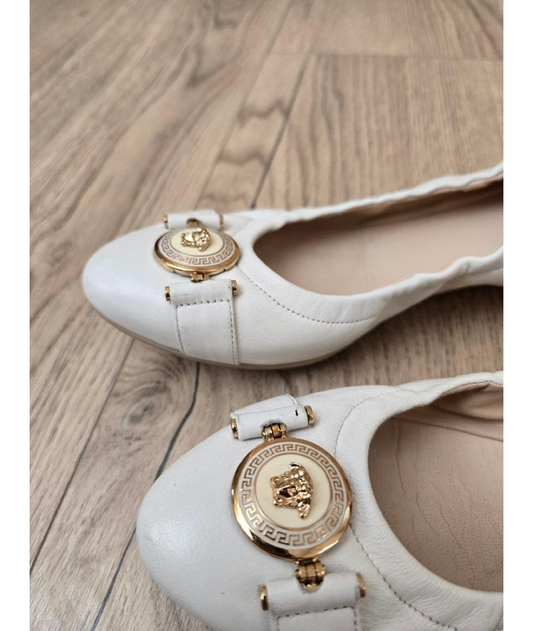 VERSACE Белые кожаные балетки, фото 5