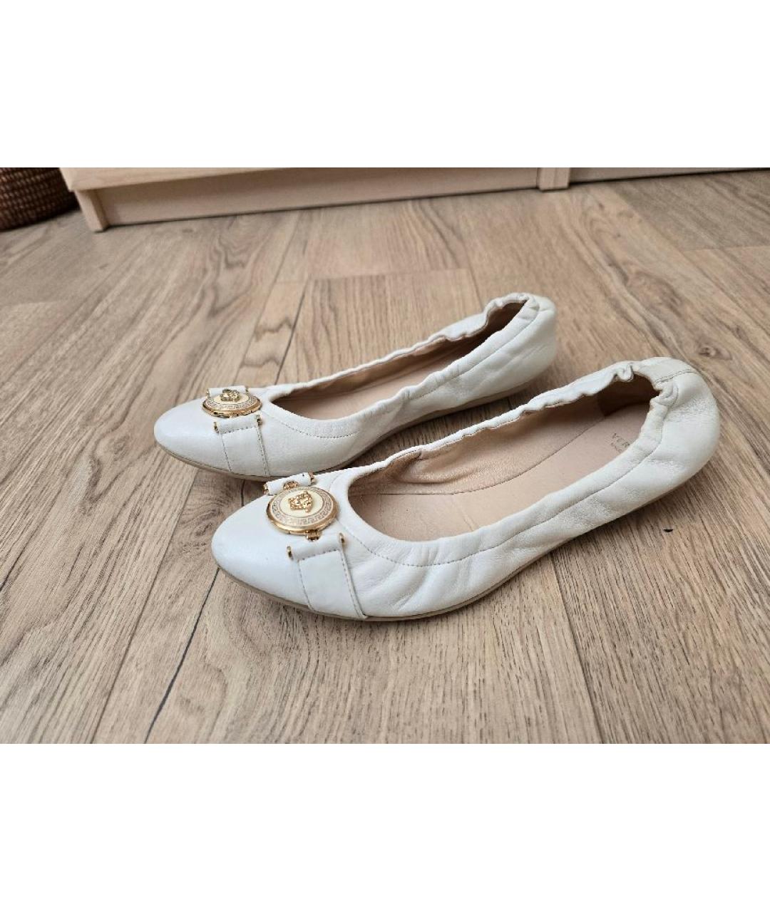 VERSACE Белые кожаные балетки, фото 4