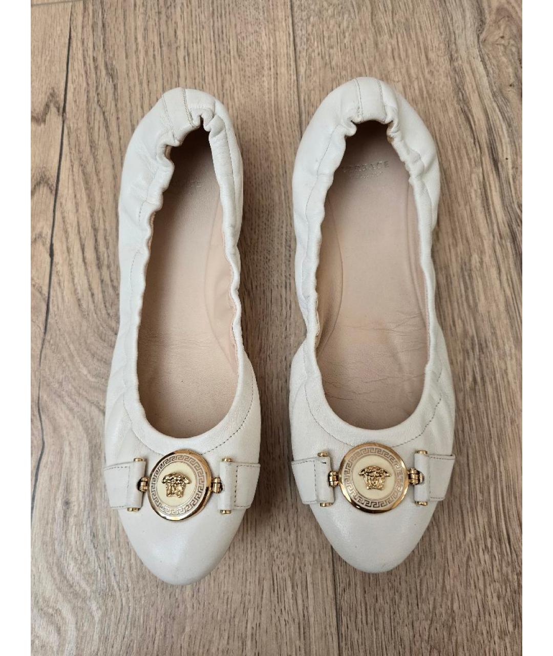 VERSACE Белые кожаные балетки, фото 3