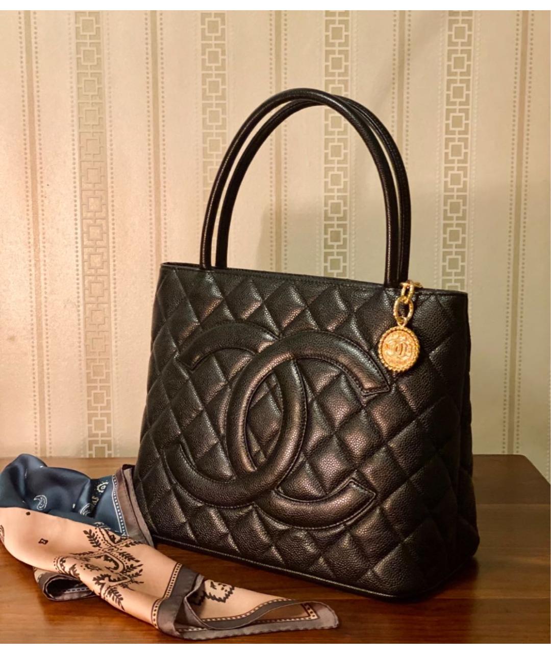 CHANEL Черная кожаная сумка тоут, фото 2