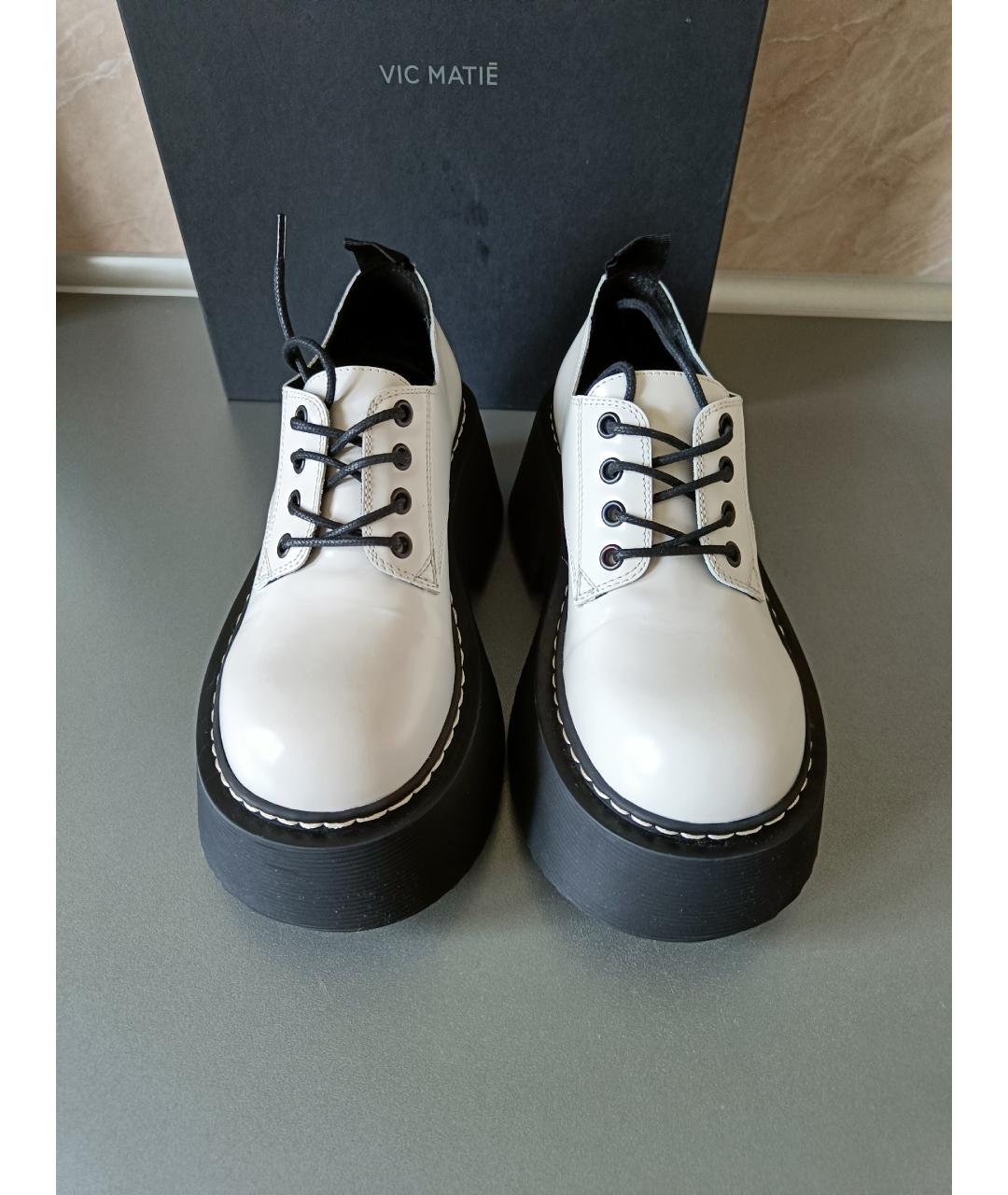VIC MATIE Белые брогги и оксфорды из лакированной кожи, фото 7