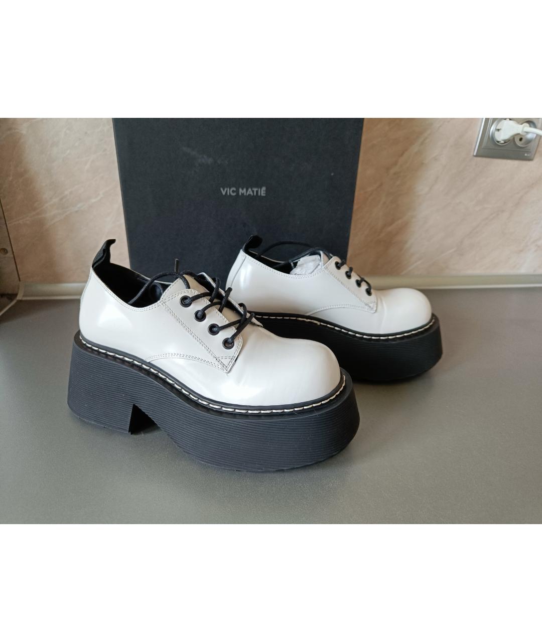 VIC MATIE Белые брогги и оксфорды из лакированной кожи, фото 6