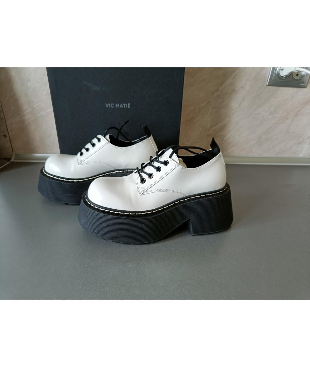 VIC MATIE Белые брогги и оксфорды из лакированной кожи, фото 5