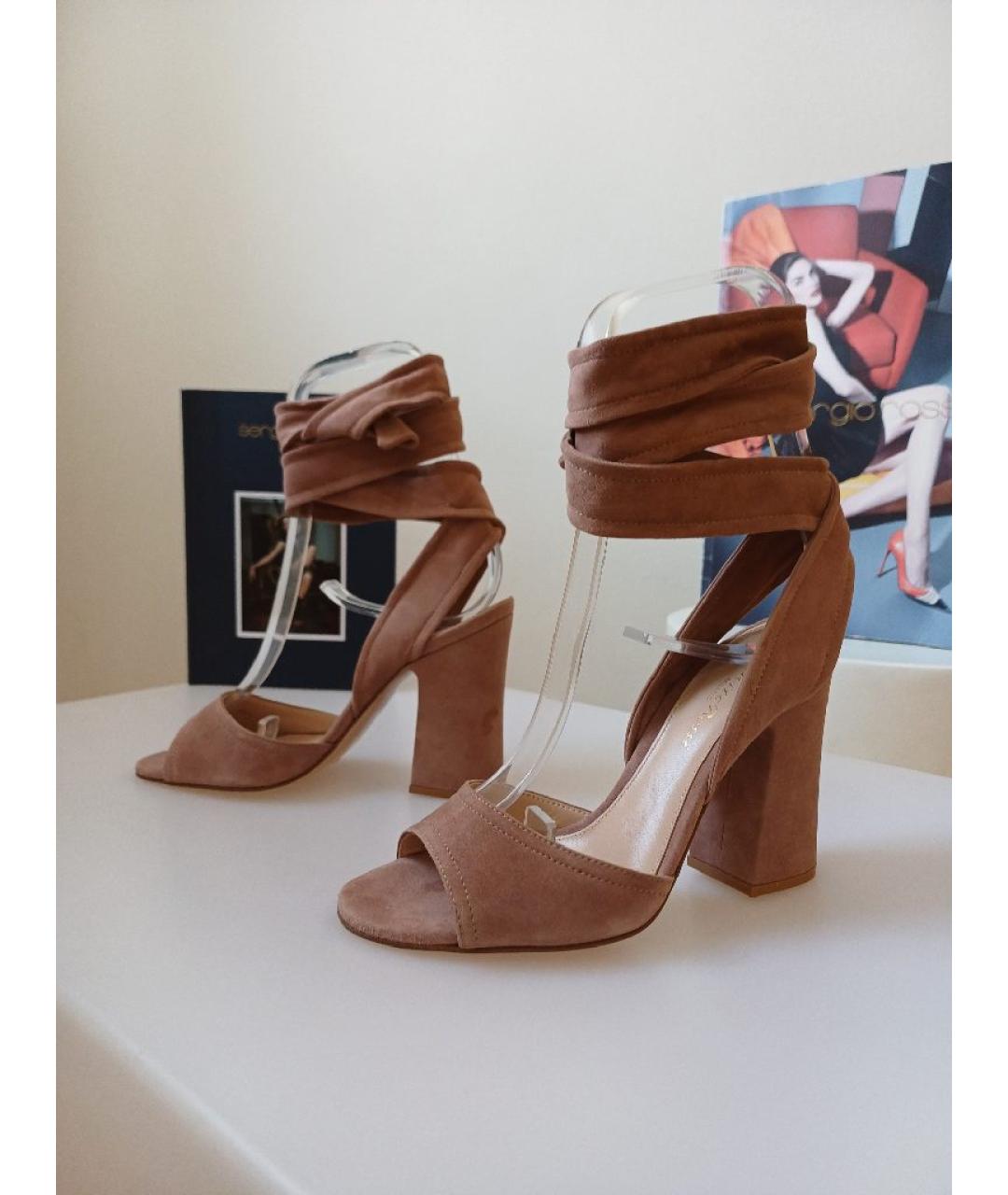 GIANVITO ROSSI Бежевые замшевые босоножки, фото 2