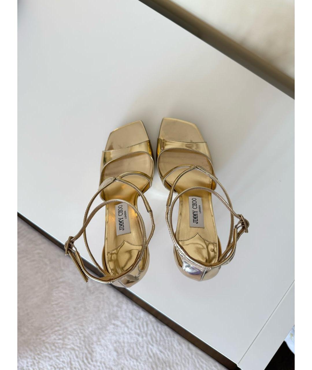 JIMMY CHOO Золотые босоножки из лакированной кожи, фото 3