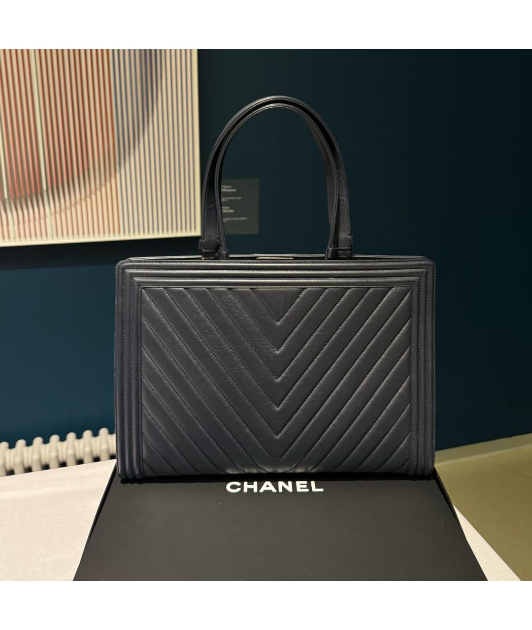 CHANEL Темно-синяя кожаная сумка тоут, фото 3