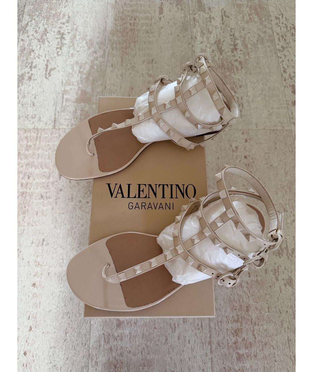 VALENTINO Бежевые босоножки из лакированной кожи, фото 2