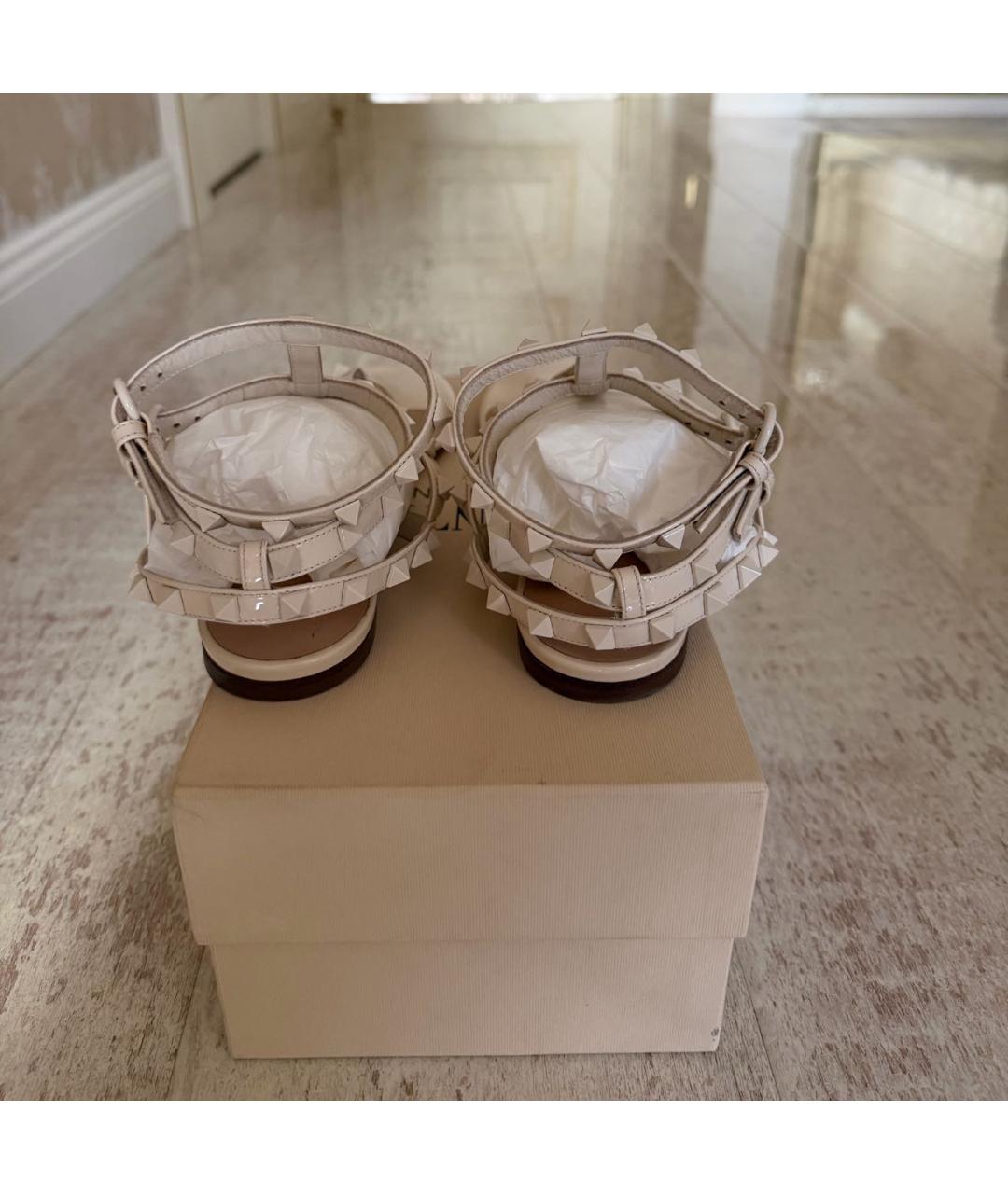 VALENTINO Бежевые босоножки из лакированной кожи, фото 4