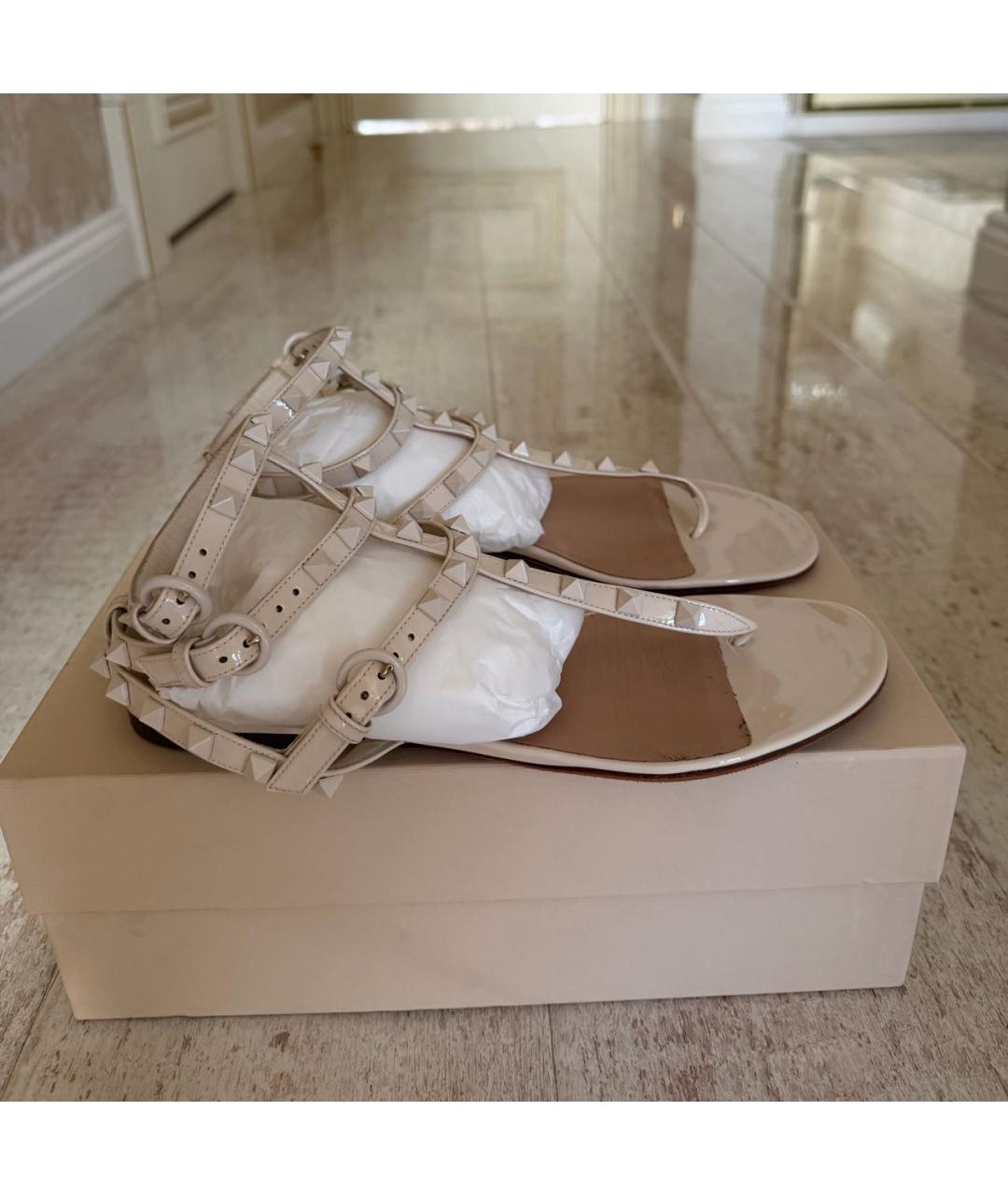 VALENTINO Бежевые босоножки из лакированной кожи, фото 5