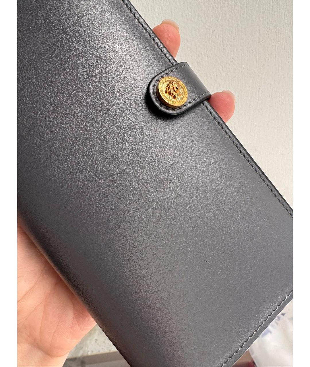 VERSACE Серый кожаный кошелек, фото 6
