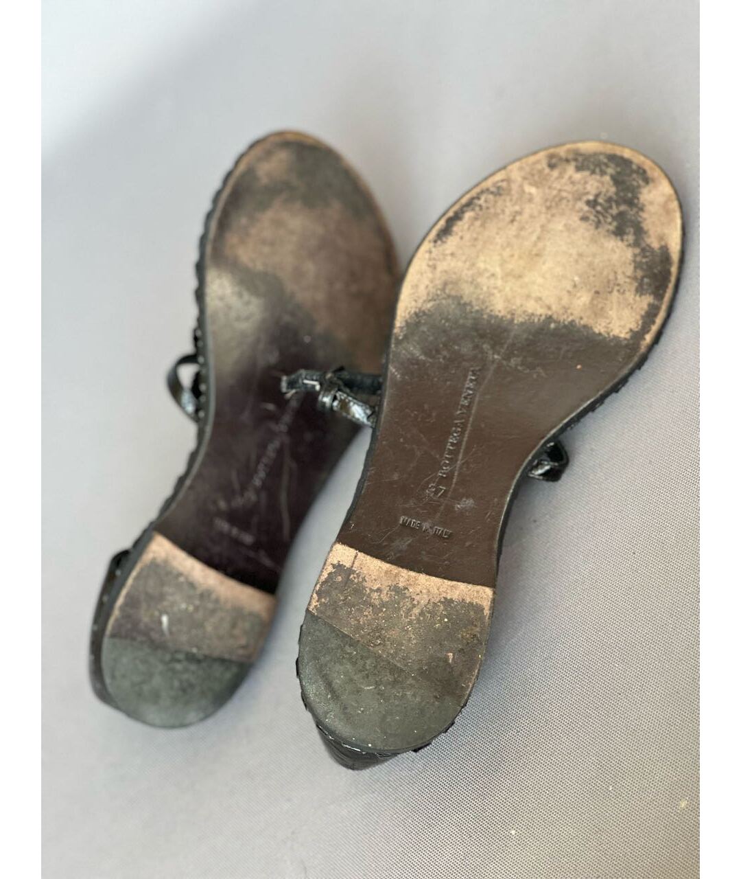 BOTTEGA VENETA Черные сандалии из лакированной кожи, фото 5