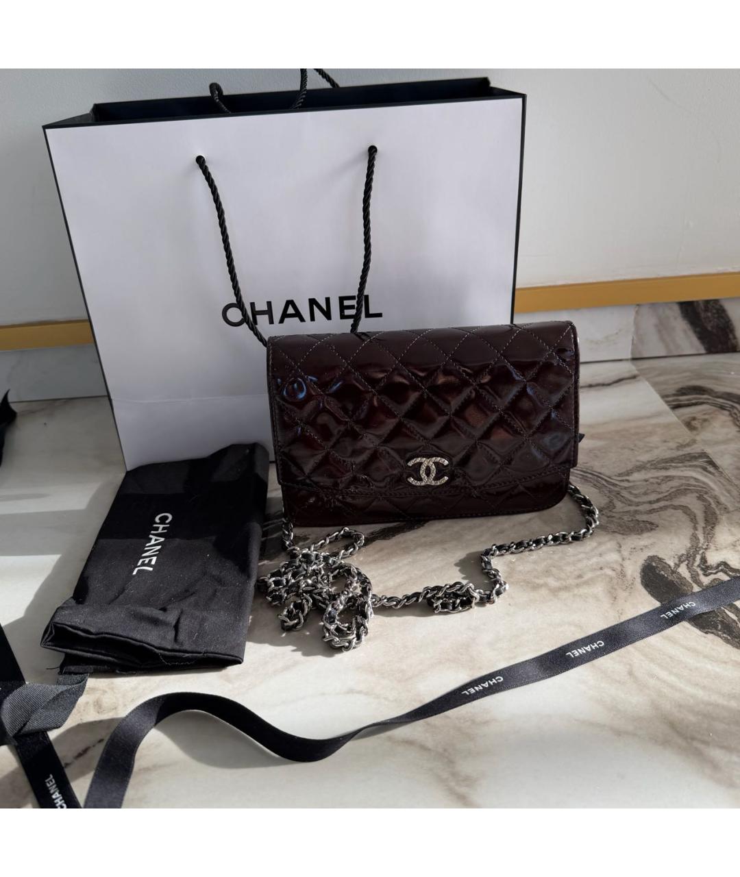 CHANEL Коричневая сумка через плечо из лакированной кожи, фото 2