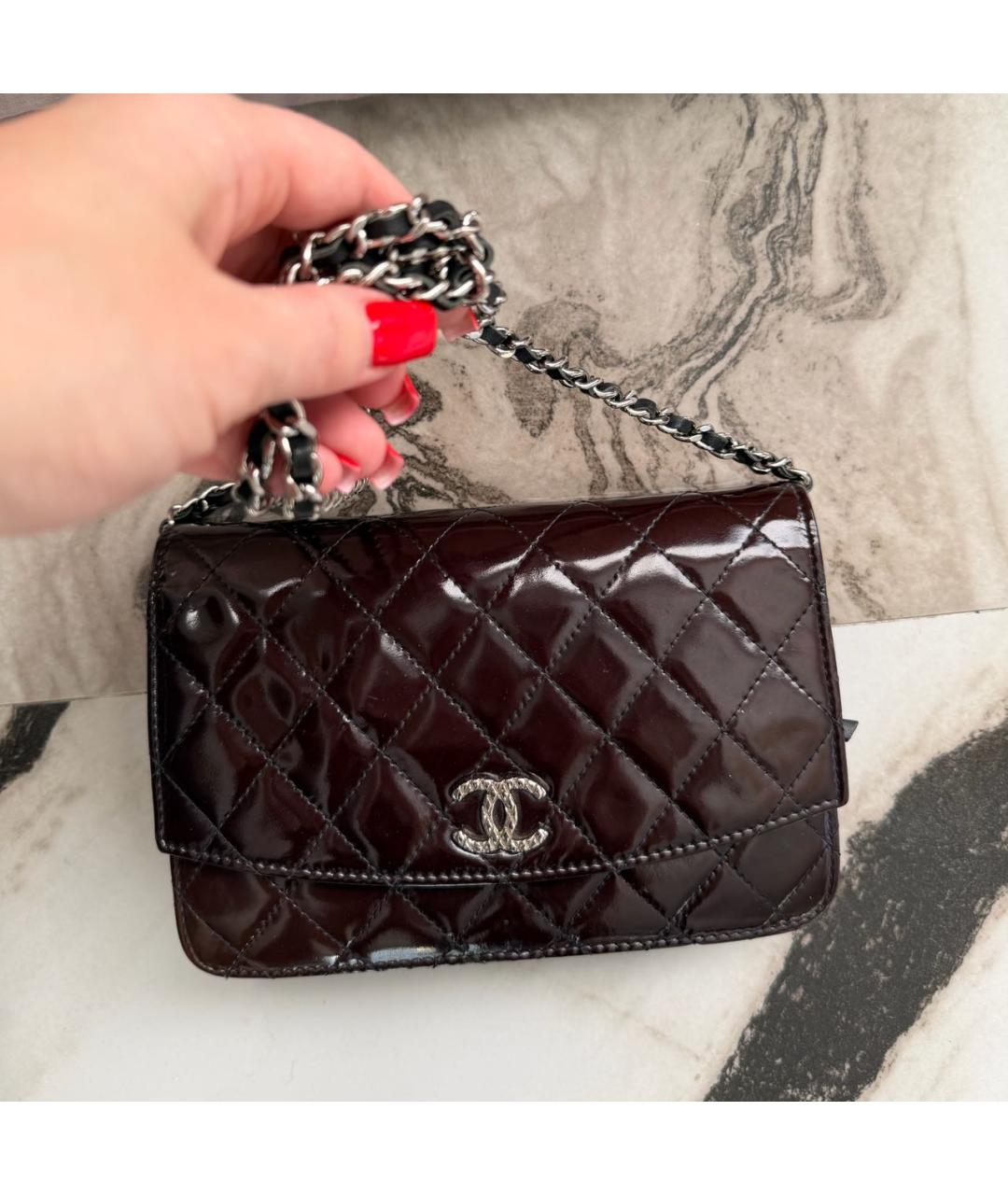 CHANEL Коричневая сумка через плечо из лакированной кожи, фото 4