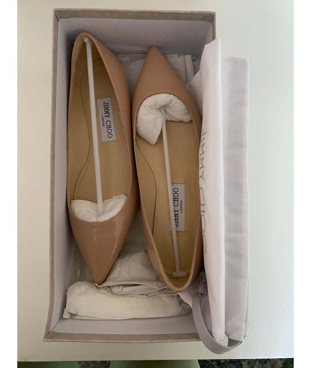 JIMMY CHOO Бежевые балетки из лакированной кожи, фото 8