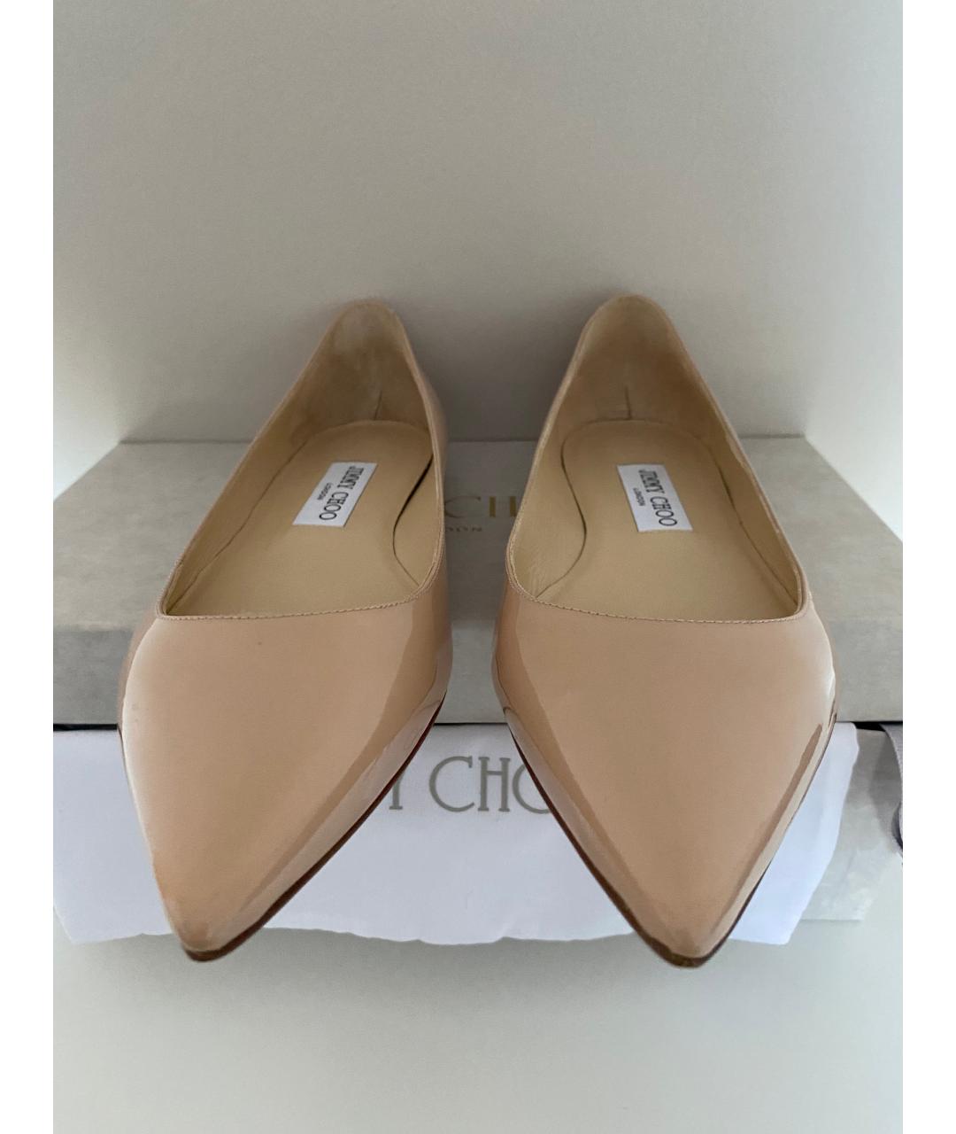 JIMMY CHOO Бежевые балетки из лакированной кожи, фото 6