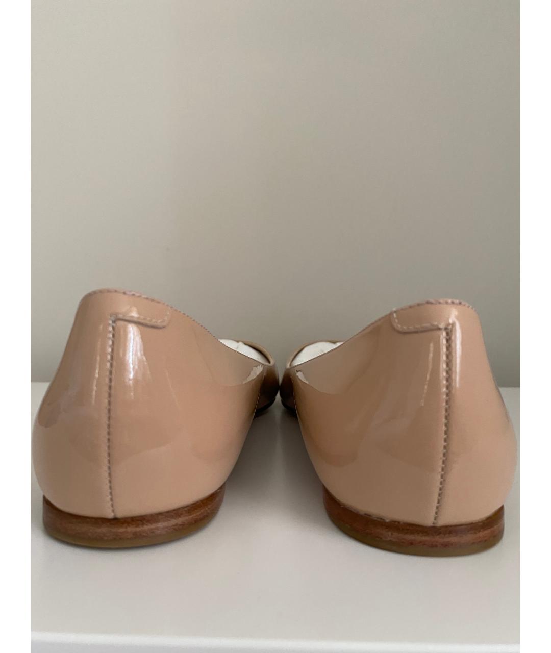 JIMMY CHOO Бежевые балетки из лакированной кожи, фото 4