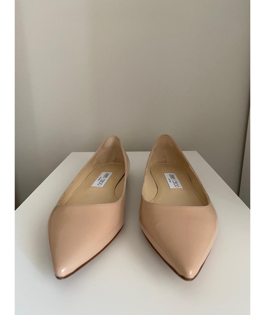 JIMMY CHOO Бежевые балетки из лакированной кожи, фото 3
