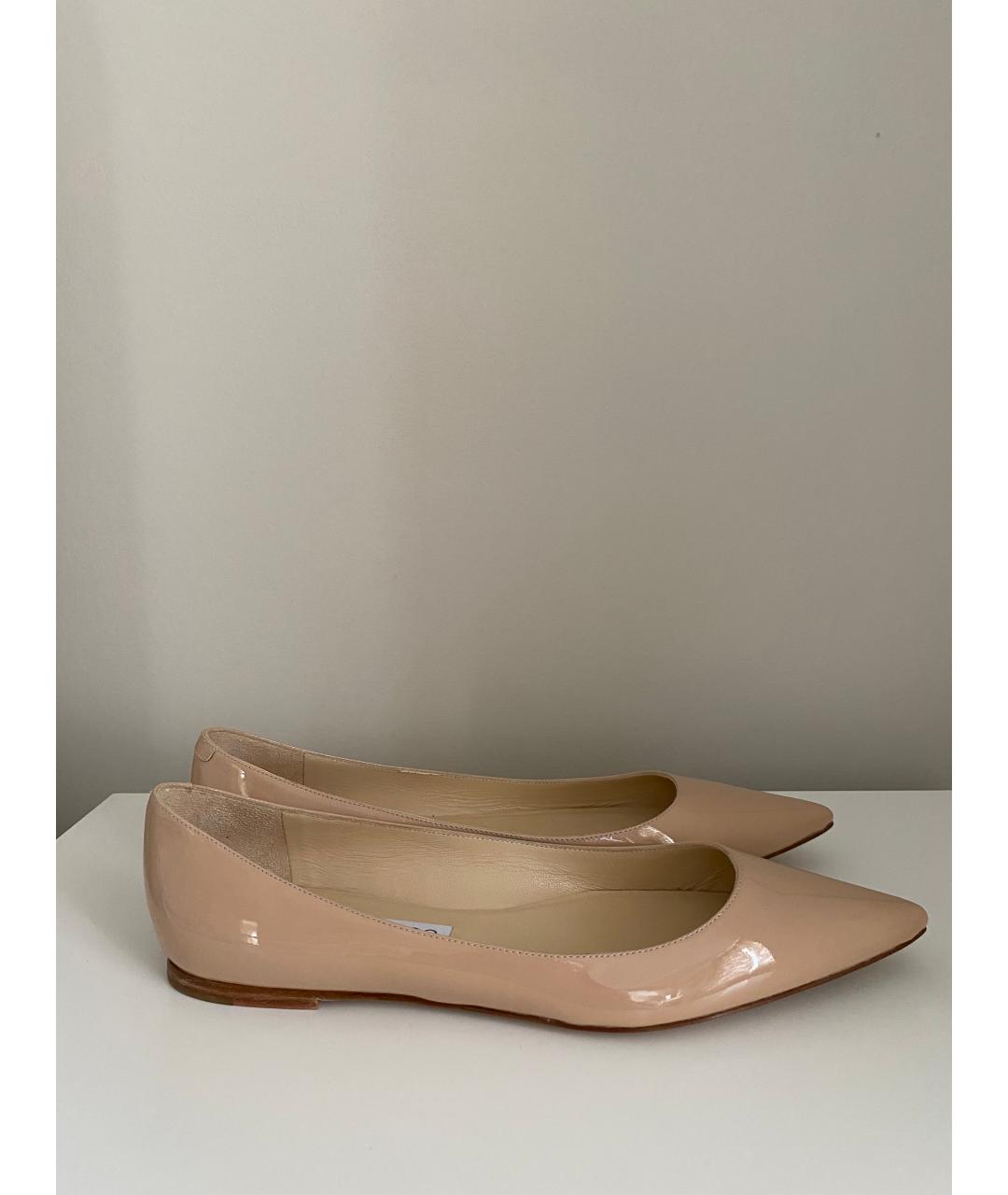 JIMMY CHOO Бежевые балетки из лакированной кожи, фото 9