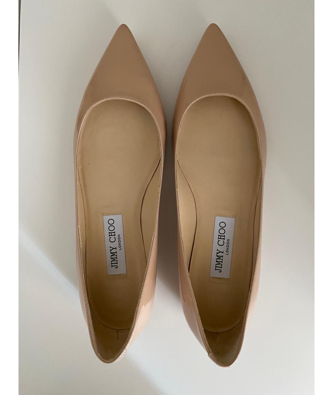 JIMMY CHOO Бежевые балетки из лакированной кожи, фото 2