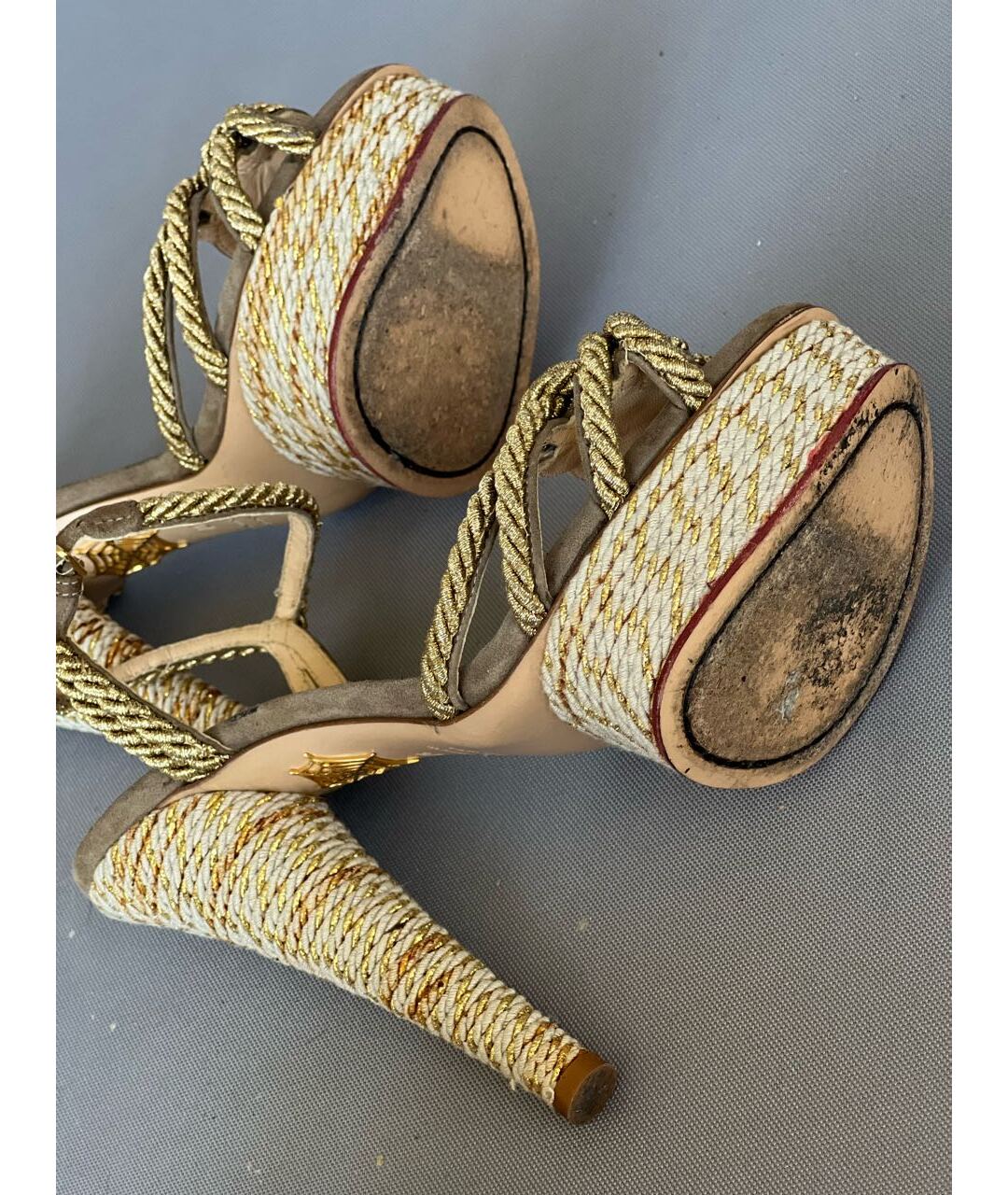 CHARLOTTE OLYMPIA Золотые текстильные босоножки, фото 5