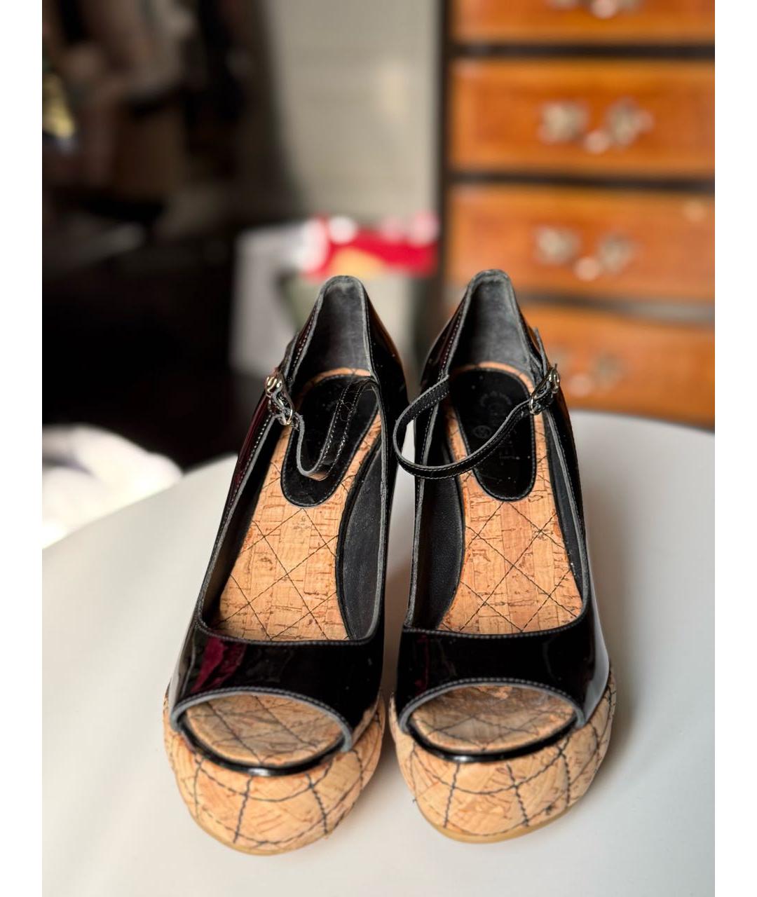 CHANEL Черные босоножки из лакированной кожи, фото 2