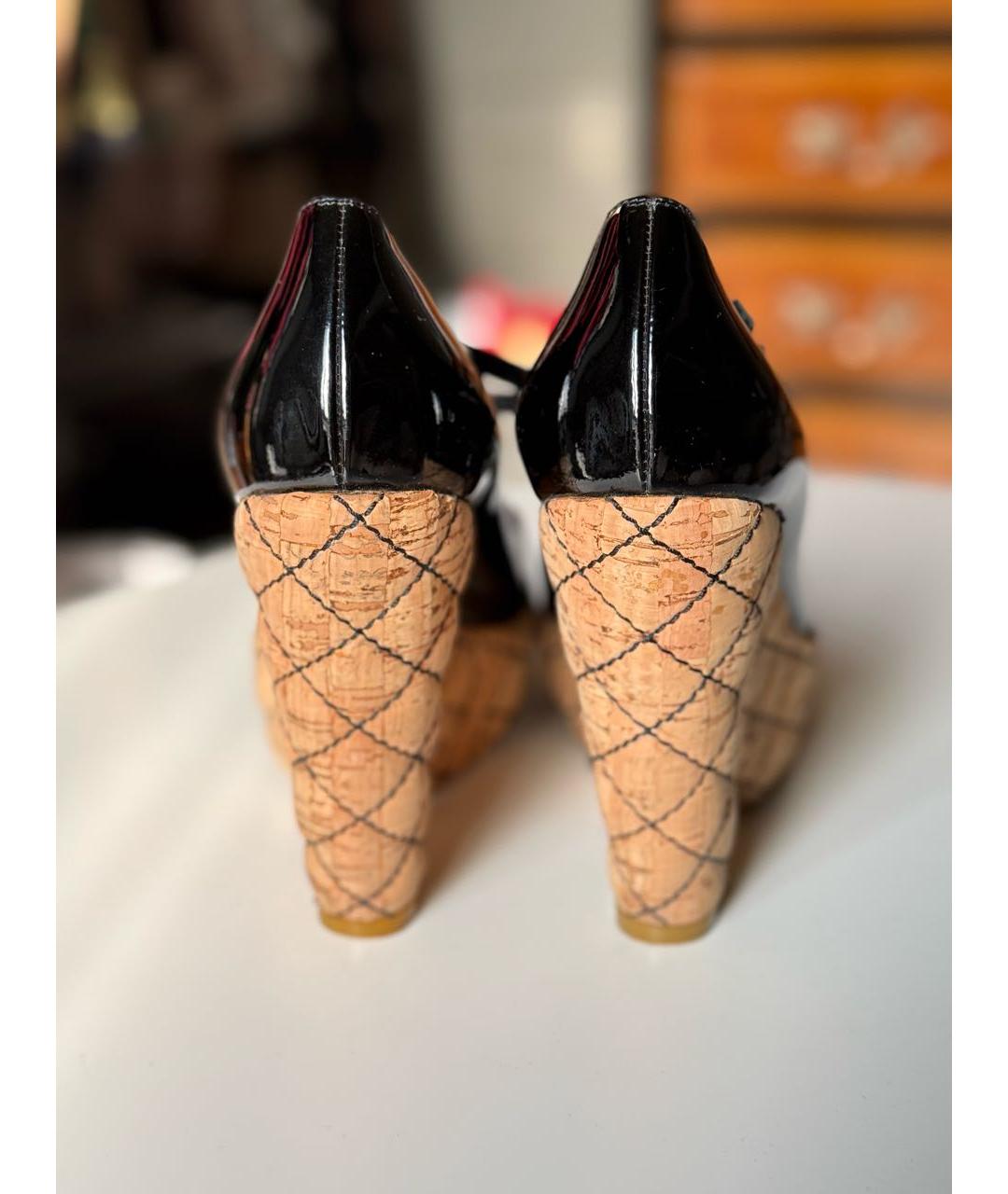 CHANEL Черные босоножки из лакированной кожи, фото 3