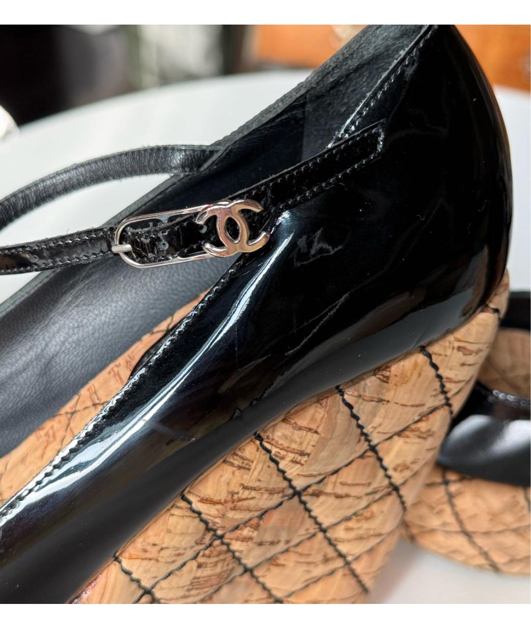 CHANEL Черные босоножки из лакированной кожи, фото 4