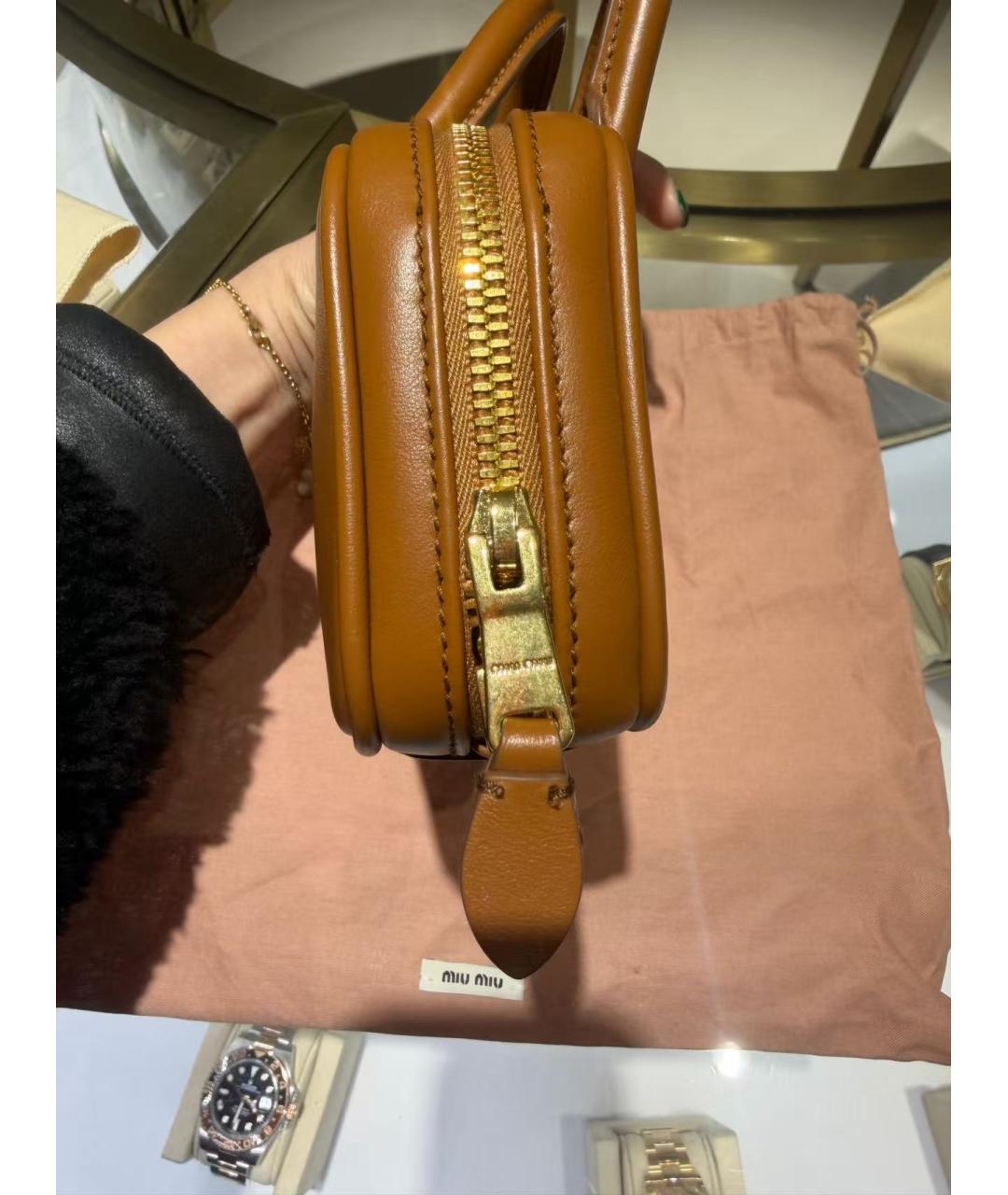 MIU MIU Коричневая кожаная сумка с короткими ручками, фото 3