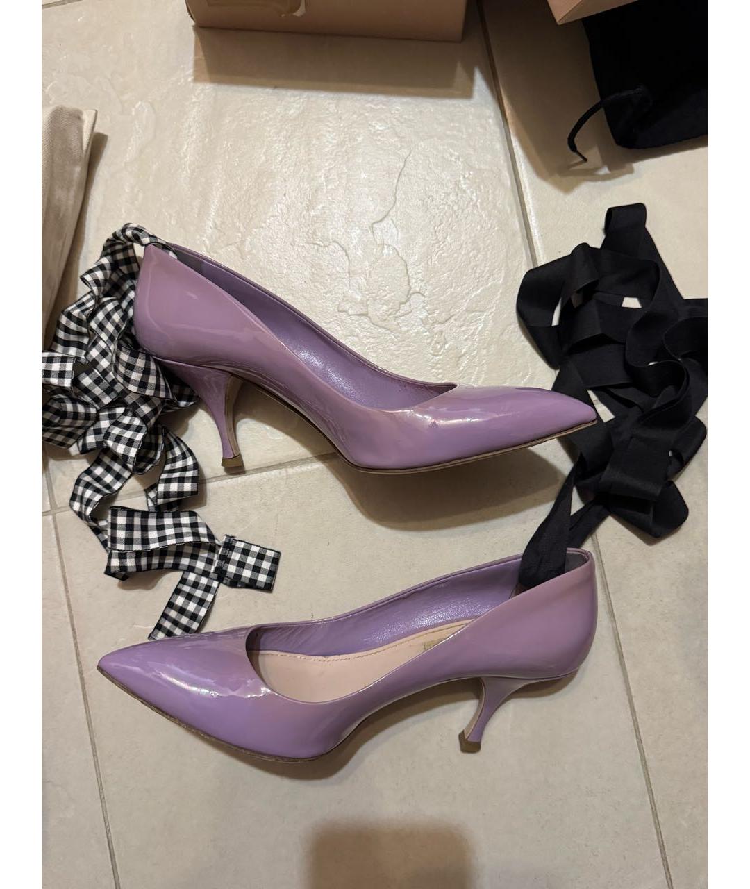 MIU MIU Фиолетовые лодочки на низком каблуке из лакированной кожи, фото 6