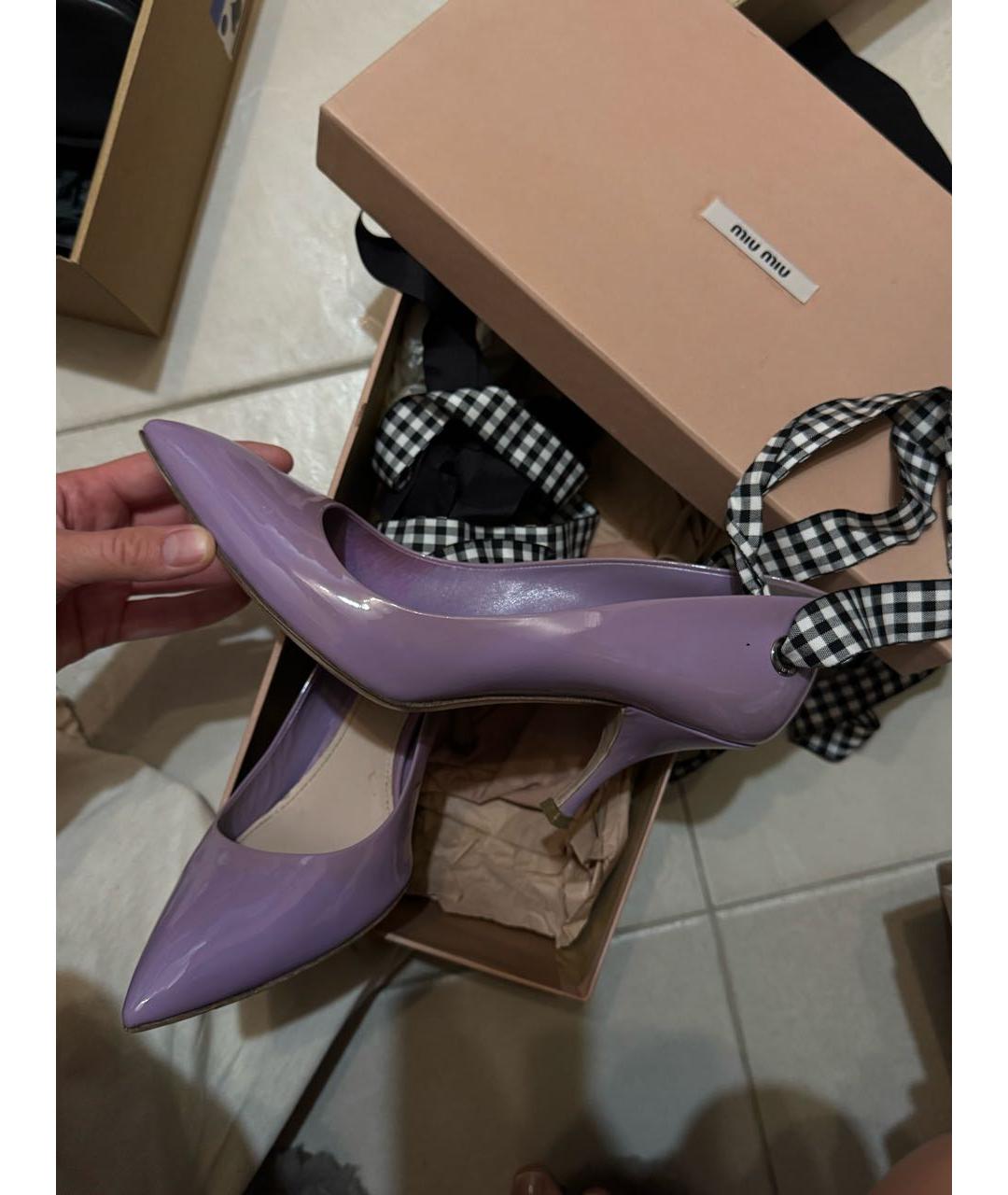 MIU MIU Фиолетовые лодочки на низком каблуке из лакированной кожи, фото 2