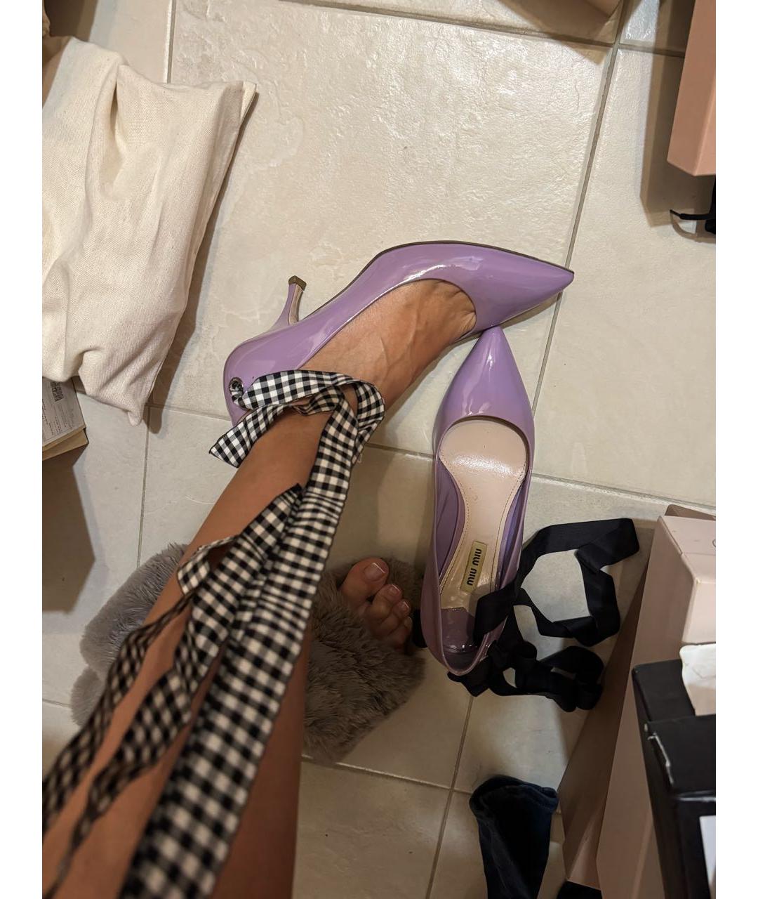 MIU MIU Фиолетовые лодочки на низком каблуке из лакированной кожи, фото 3