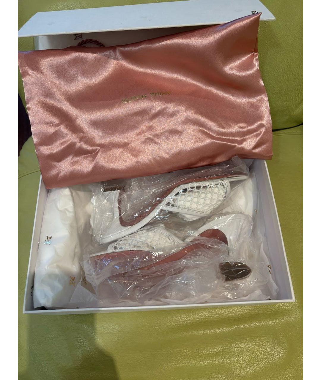 Amina Muaddi Белые кожаные мюли, фото 5