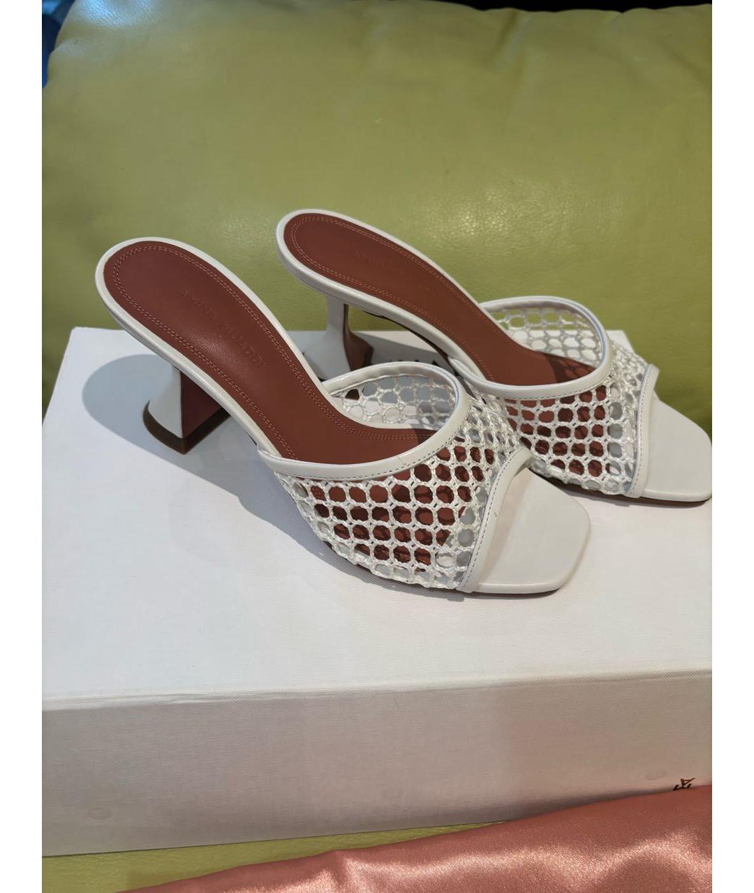 Amina Muaddi Белые кожаные мюли, фото 6