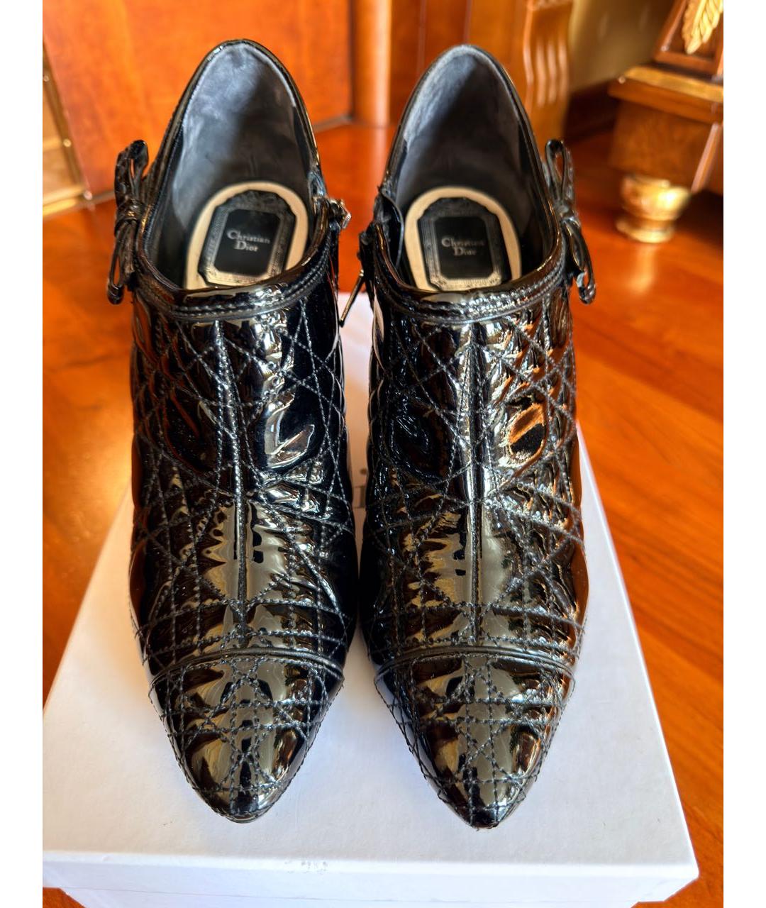 CHRISTIAN DIOR Черные ботильоны из лакированной кожи, фото 2
