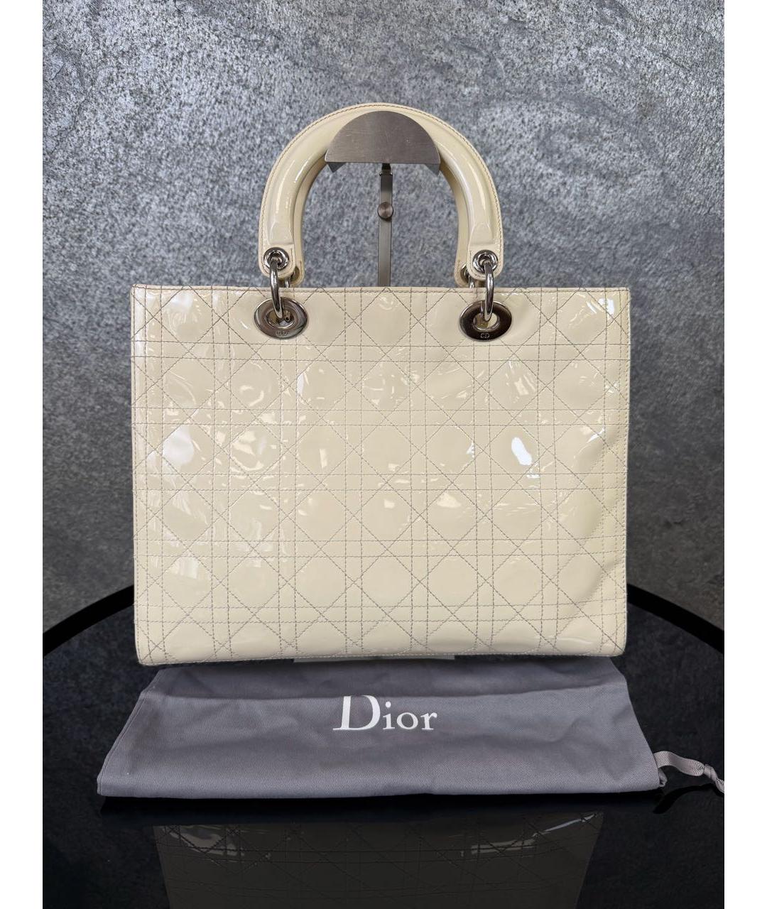 CHRISTIAN DIOR Белая сумка с короткими ручками из лакированной кожи, фото 3