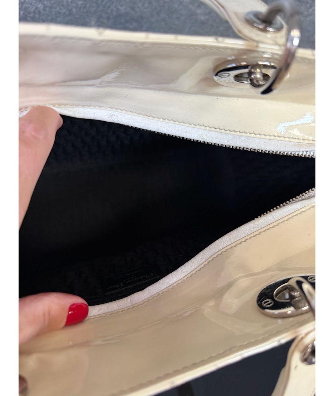 CHRISTIAN DIOR Белая сумка с короткими ручками из лакированной кожи, фото 6