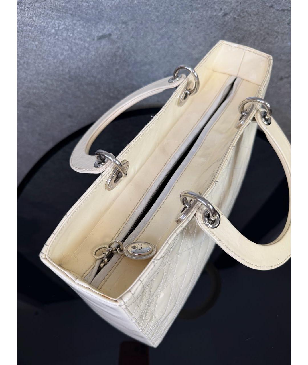 CHRISTIAN DIOR Белая сумка с короткими ручками из лакированной кожи, фото 4