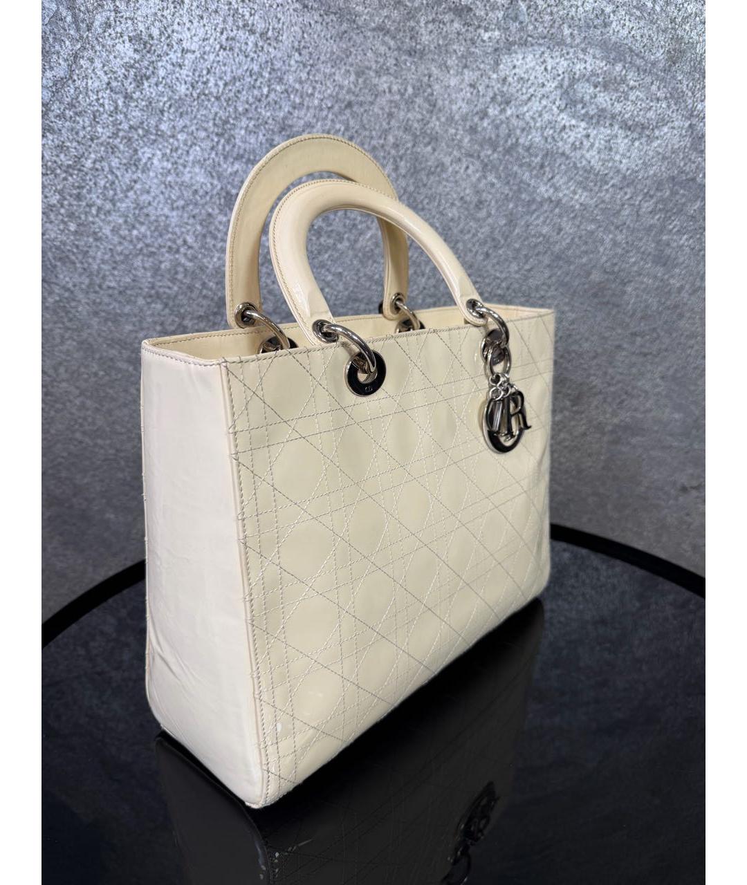 CHRISTIAN DIOR Белая сумка с короткими ручками из лакированной кожи, фото 2