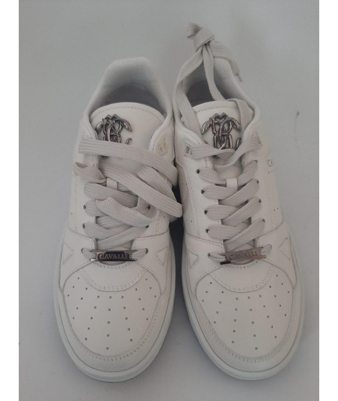 ROBERTO CAVALLI Белые кожаные низкие кроссовки / кеды, фото 2