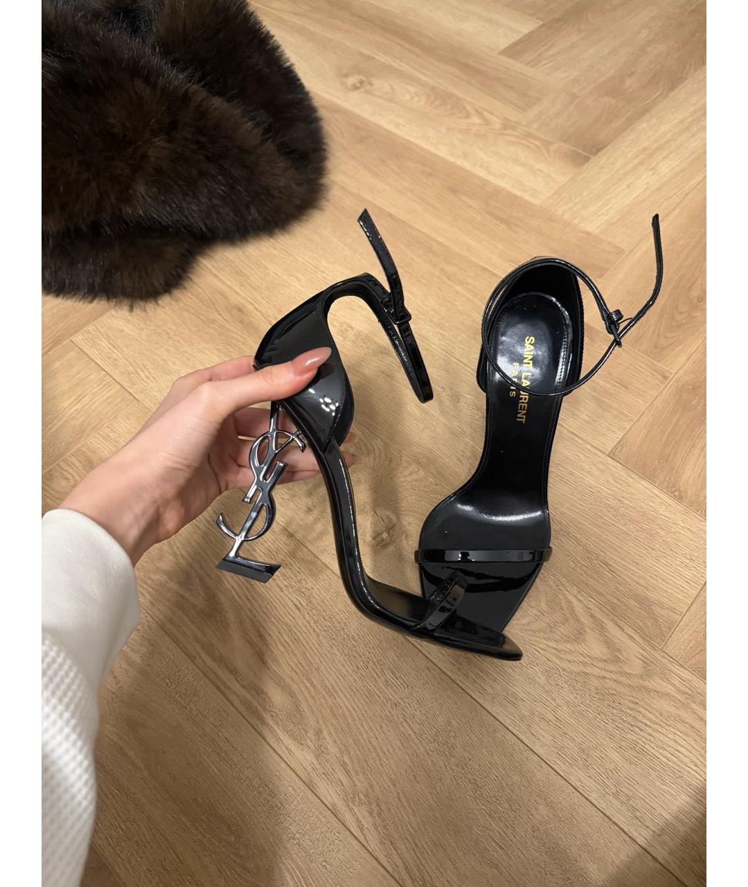 SAINT LAURENT Черные босоножки из лакированной кожи, фото 3