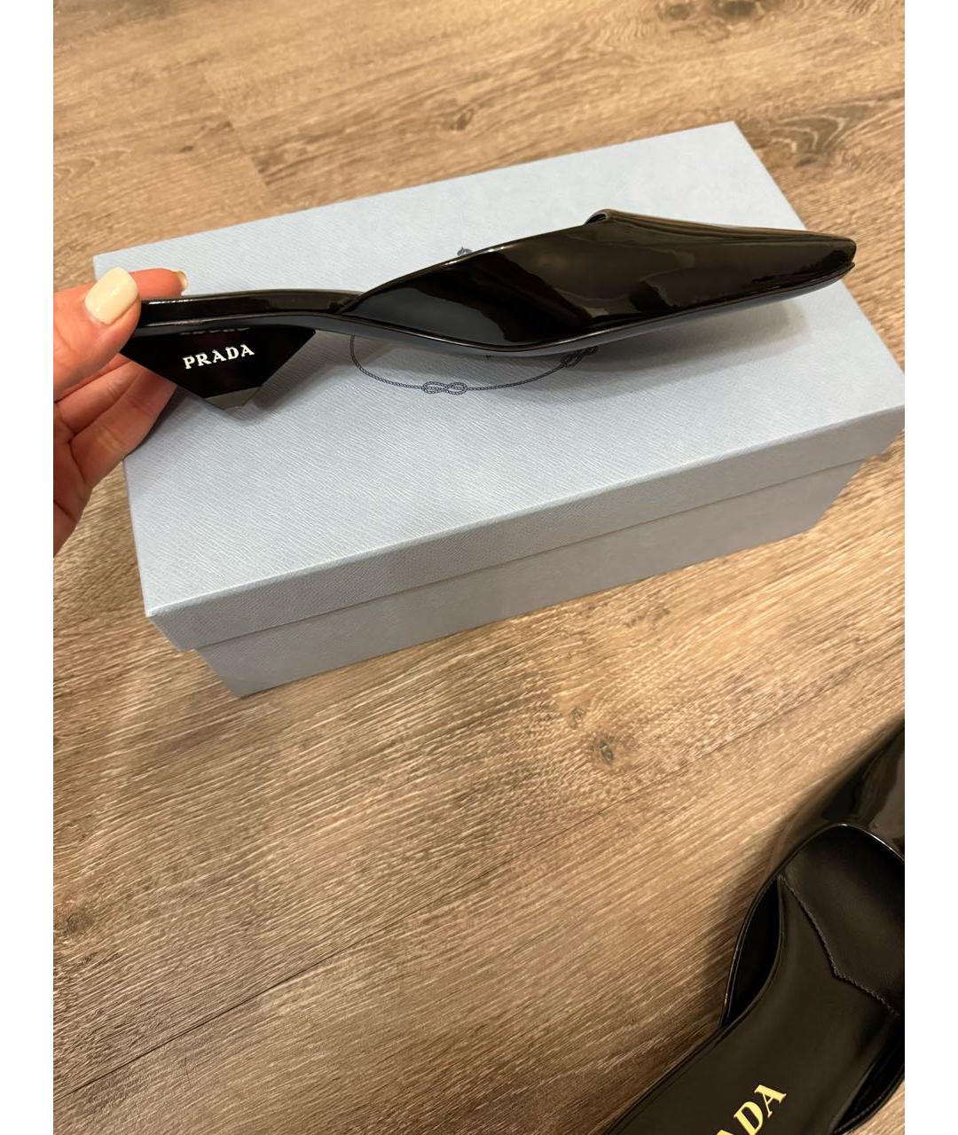 PRADA Черные мюли из лакированной кожи, фото 4