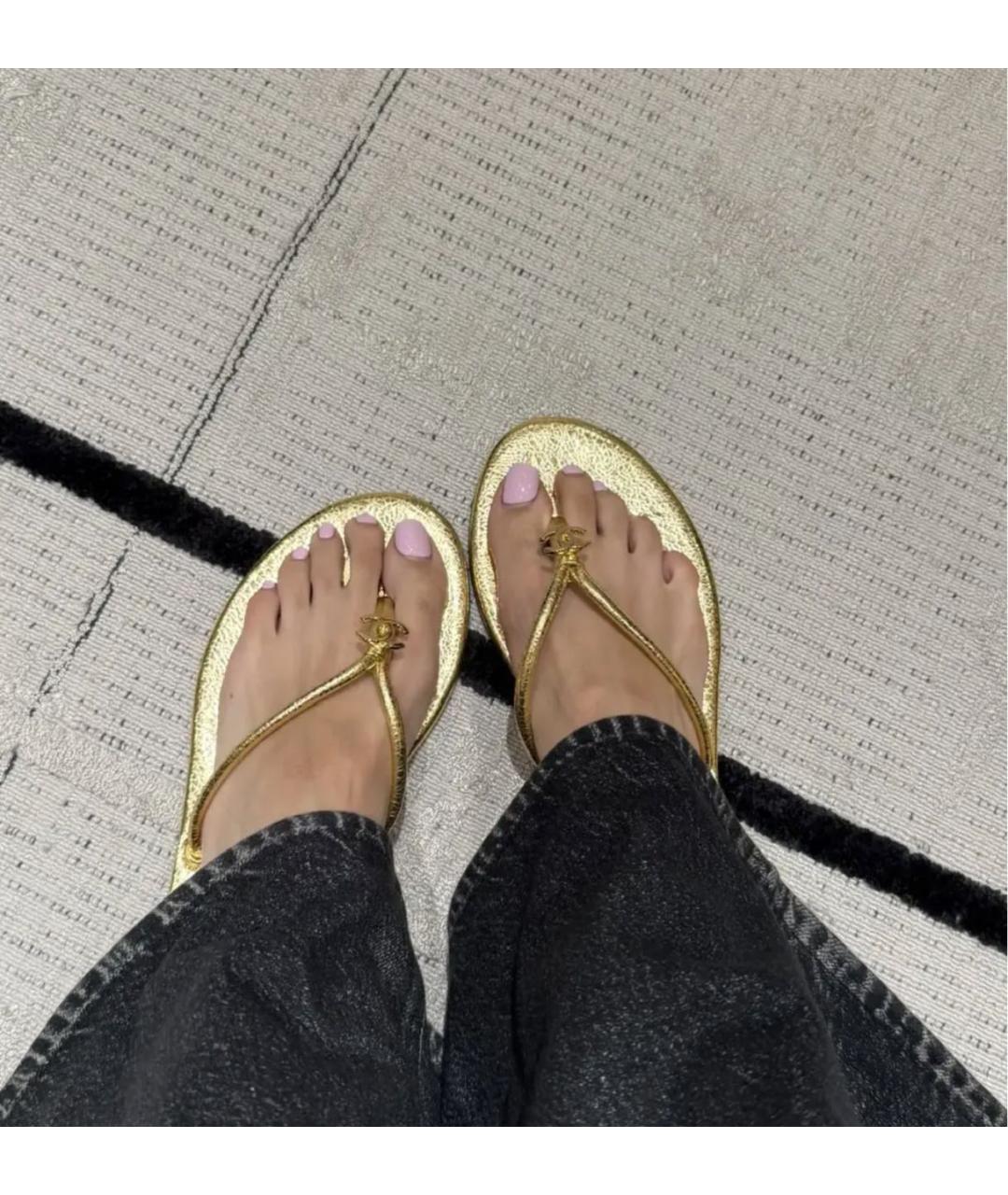 CHANEL Золотые шлепанцы из лакированной кожи, фото 5