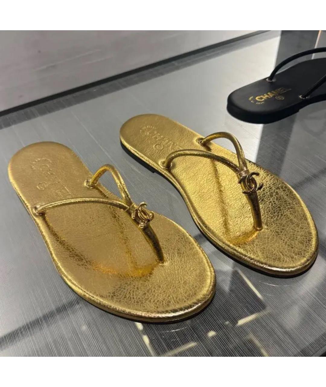 CHANEL Золотые шлепанцы из лакированной кожи, фото 3